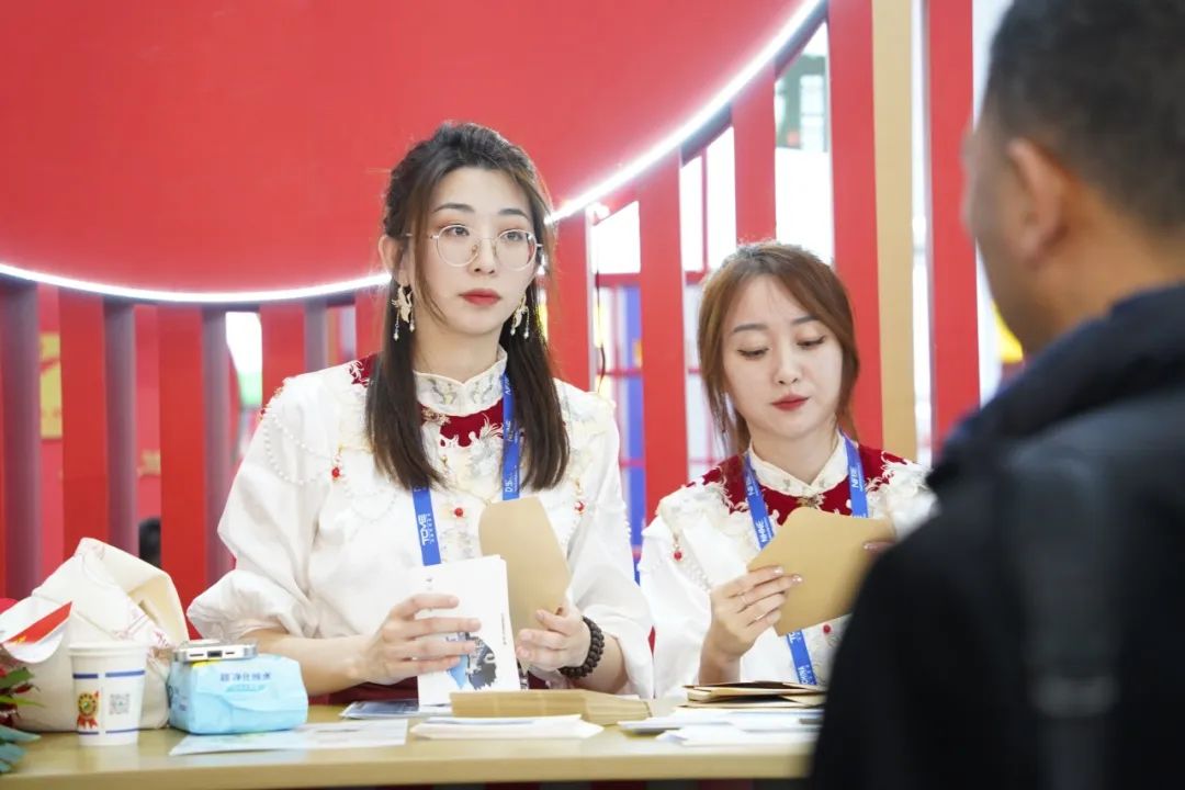 工作人员25.jpg